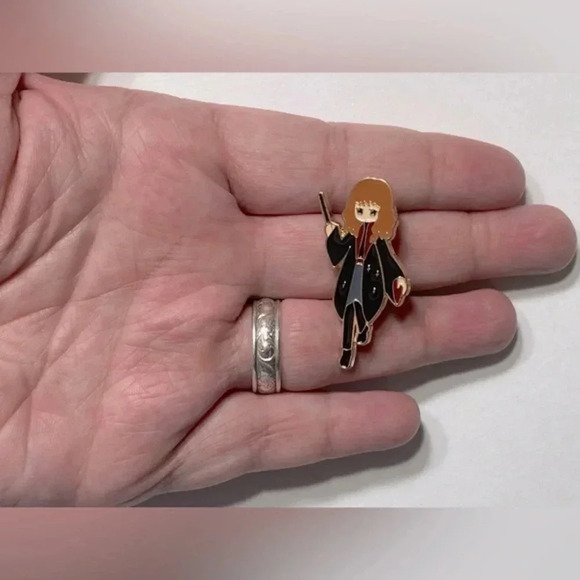 Hermione Granger Pin 🪄📖 - Picture 3 of 4
